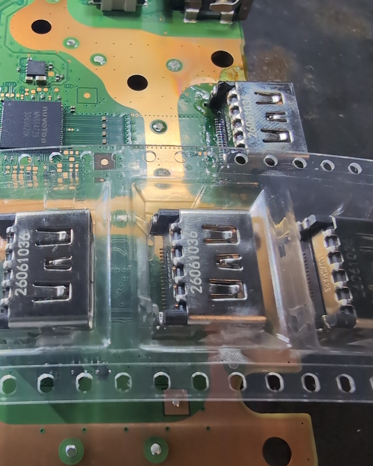 Moederbord van een opgestuurde PS5 op de werkbank van QuickChip, met de HDMI-encoder en nieuwe HDMI-poorten